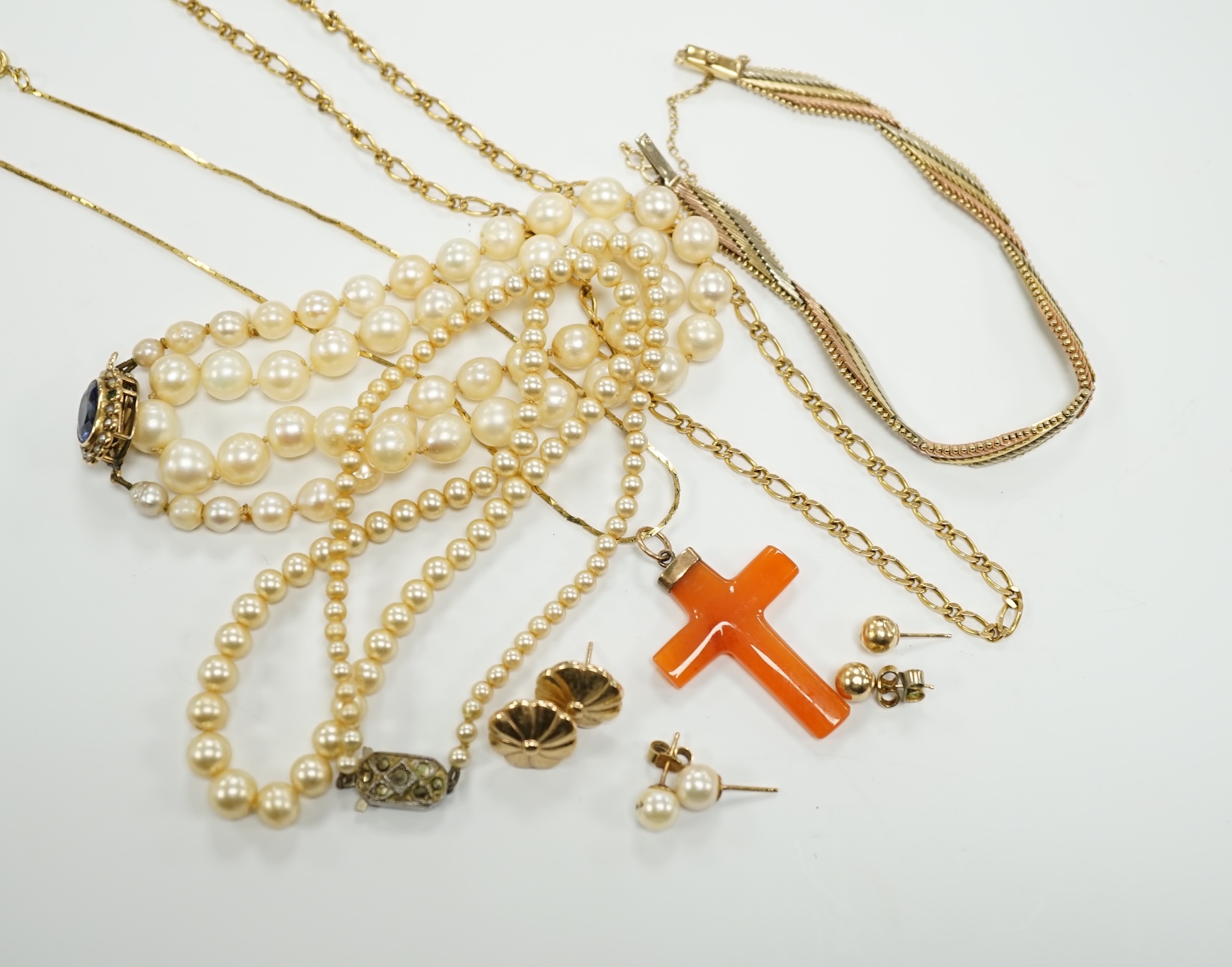 Sundry jewellery including 9ct gold bracelet, 9ct gold chain, three pairs of ear studs, a cultured pearl necklace, a carnelian cross pendant on chain and a simulated pearl necklace.